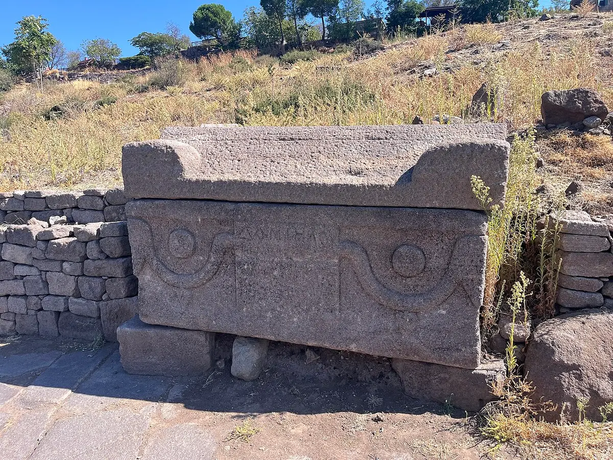 Assos Nekropolis